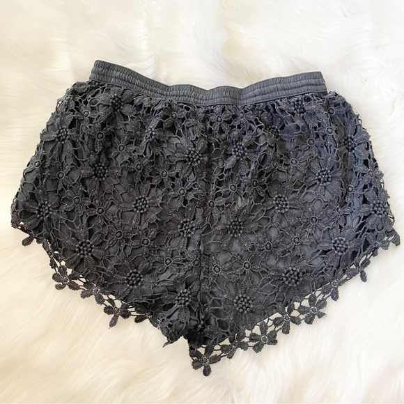 ✨ Abercrombie & Fitch Lace Floral Crochet Lined Black Drawstring Shorts Size S - Picture 2 of 5